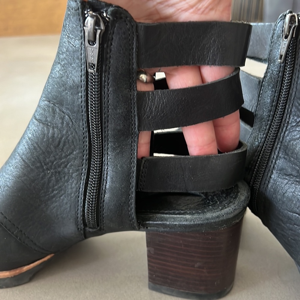 Gently worn someone’s Sorel zip up shoes in size 8 - Picture 7 of 7